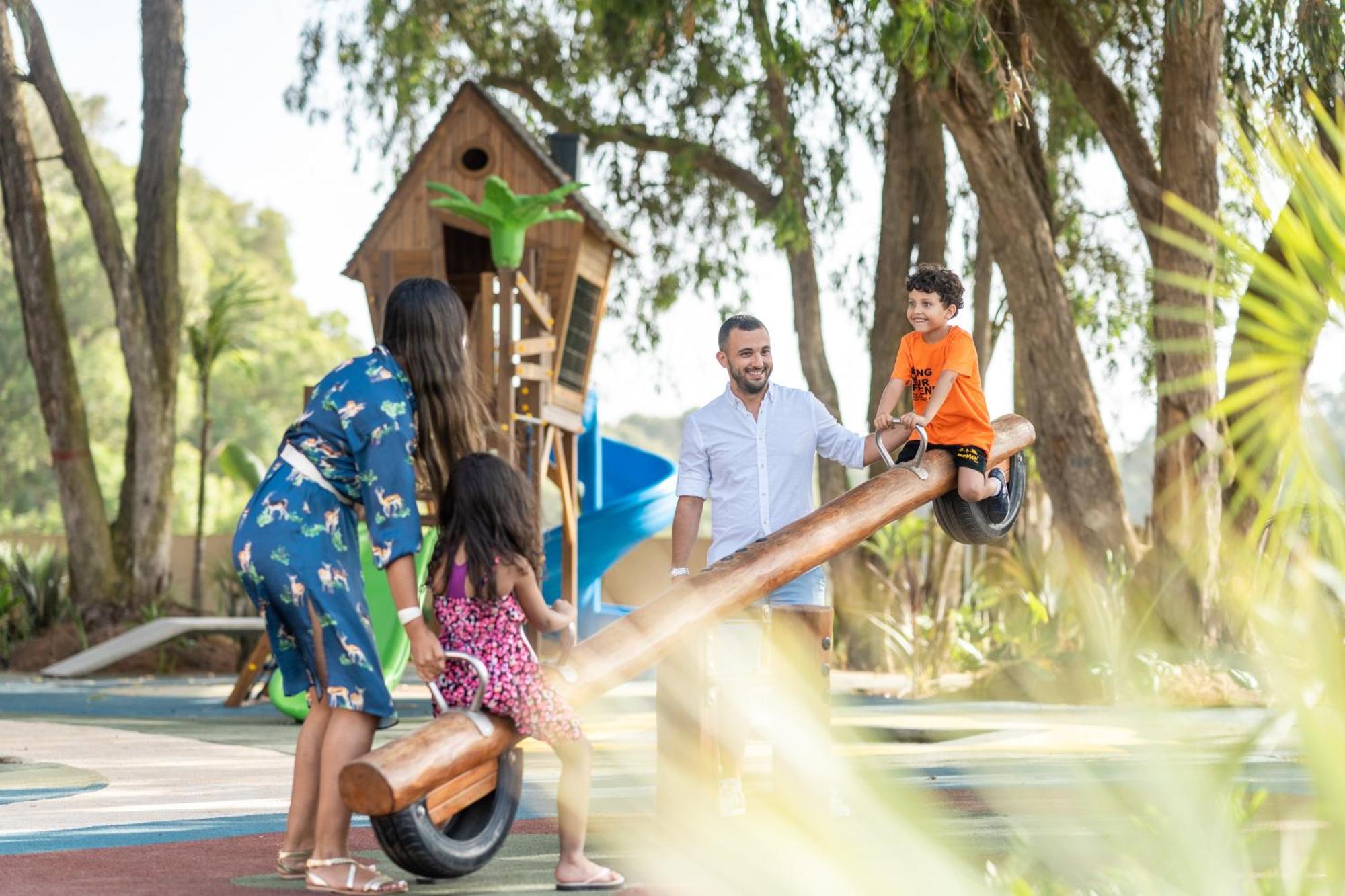 Pullman Mazagan Royal Golf & Spa El Jadida Exterior foto Family playing in the park