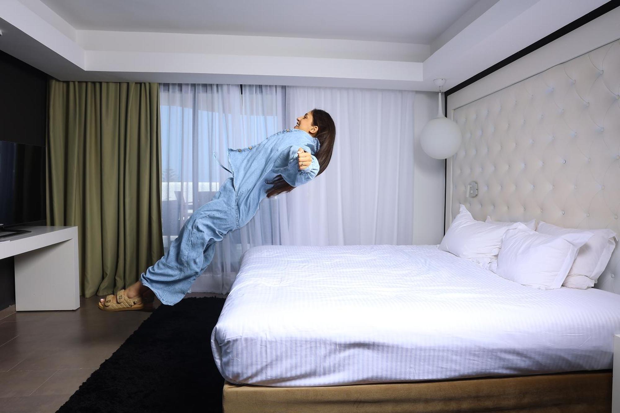 Pullman Mazagan Royal Golf & Spa El Jadida Exterior foto A woman levitating