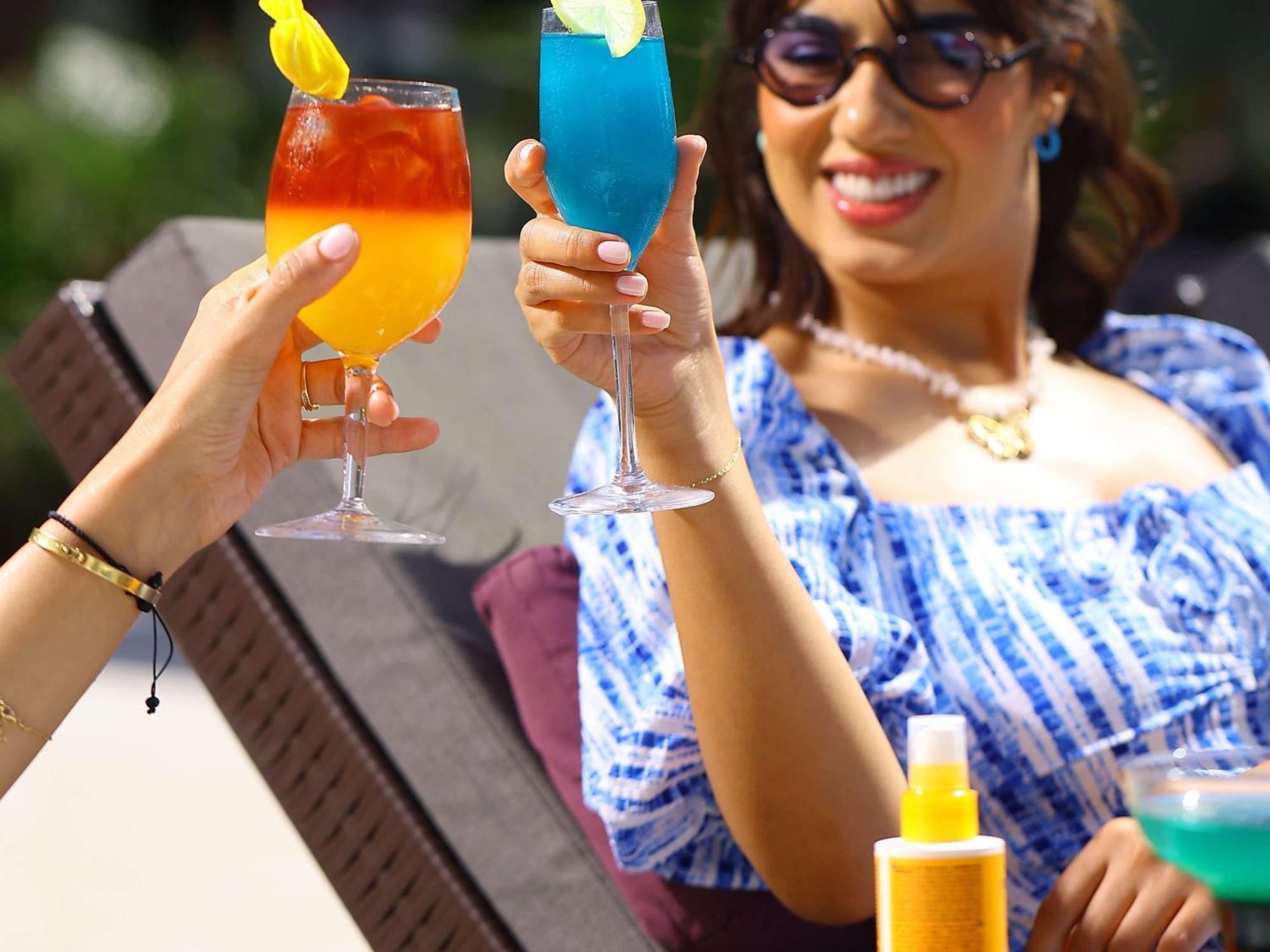 Pullman Mazagan Royal Golf & Spa El Jadida Exterior foto A woman drinking cocktails